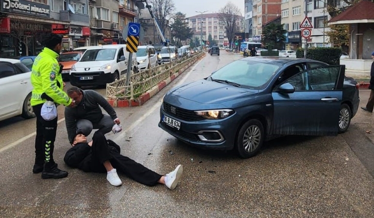 otomobille-carpisan-motosikletin-surucusu-yaralandi-rNWHlzVP.jpg