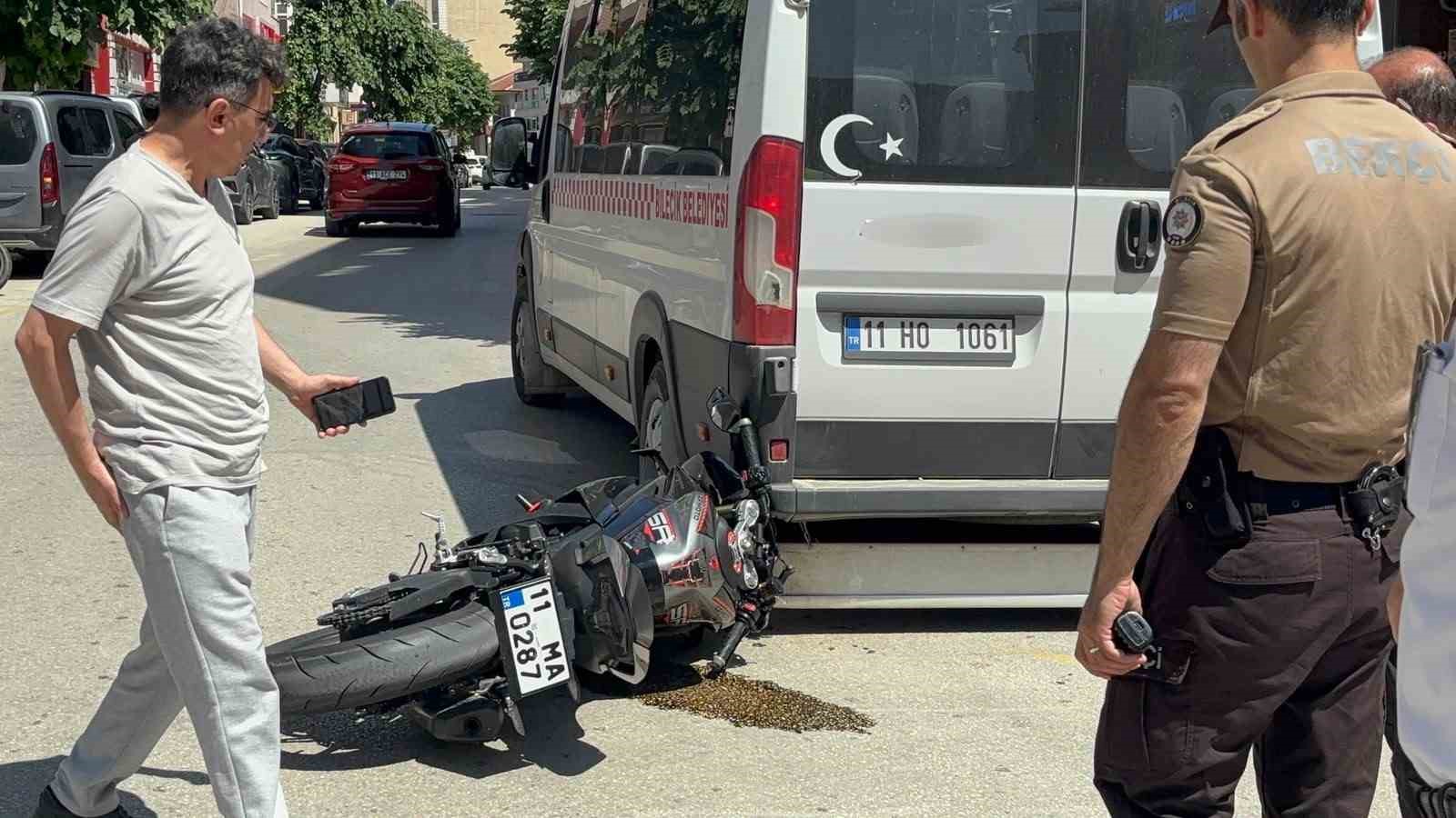 otomobille carpisan motosikletli az kalsin minibusun altinda kaliyordu 0 hgqhWrqk