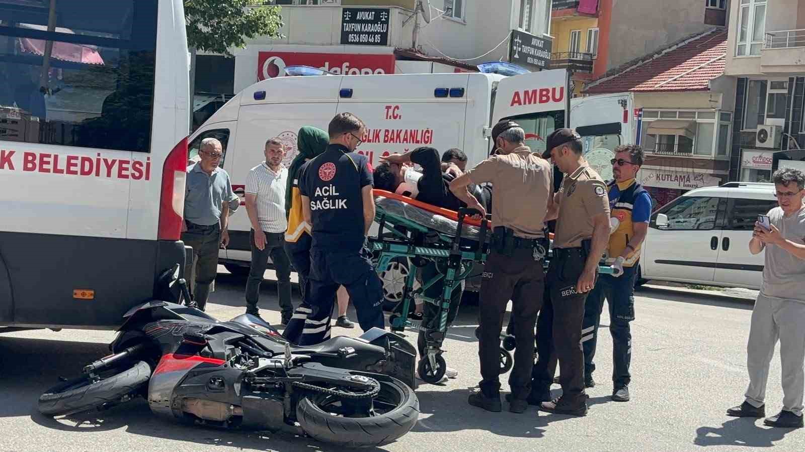 otomobille carpisan motosikletli az kalsin minibusun altinda kaliyordu 1 MrdFkyuW