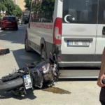 otomobille-carpisan-motosikletli-az-kalsin-minibusun-altinda-kaliyordu-BScuXx5f.jpg