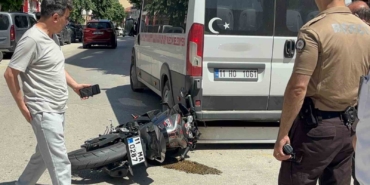 otomobille-carpisan-motosikletli-az-kalsin-minibusun-altinda-kaliyordu-BScuXx5f.jpg