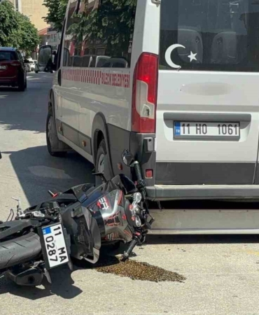 otomobille-carpisan-motosikletli-az-kalsin-minibusun-altinda-kaliyordu-BScuXx5f.jpg