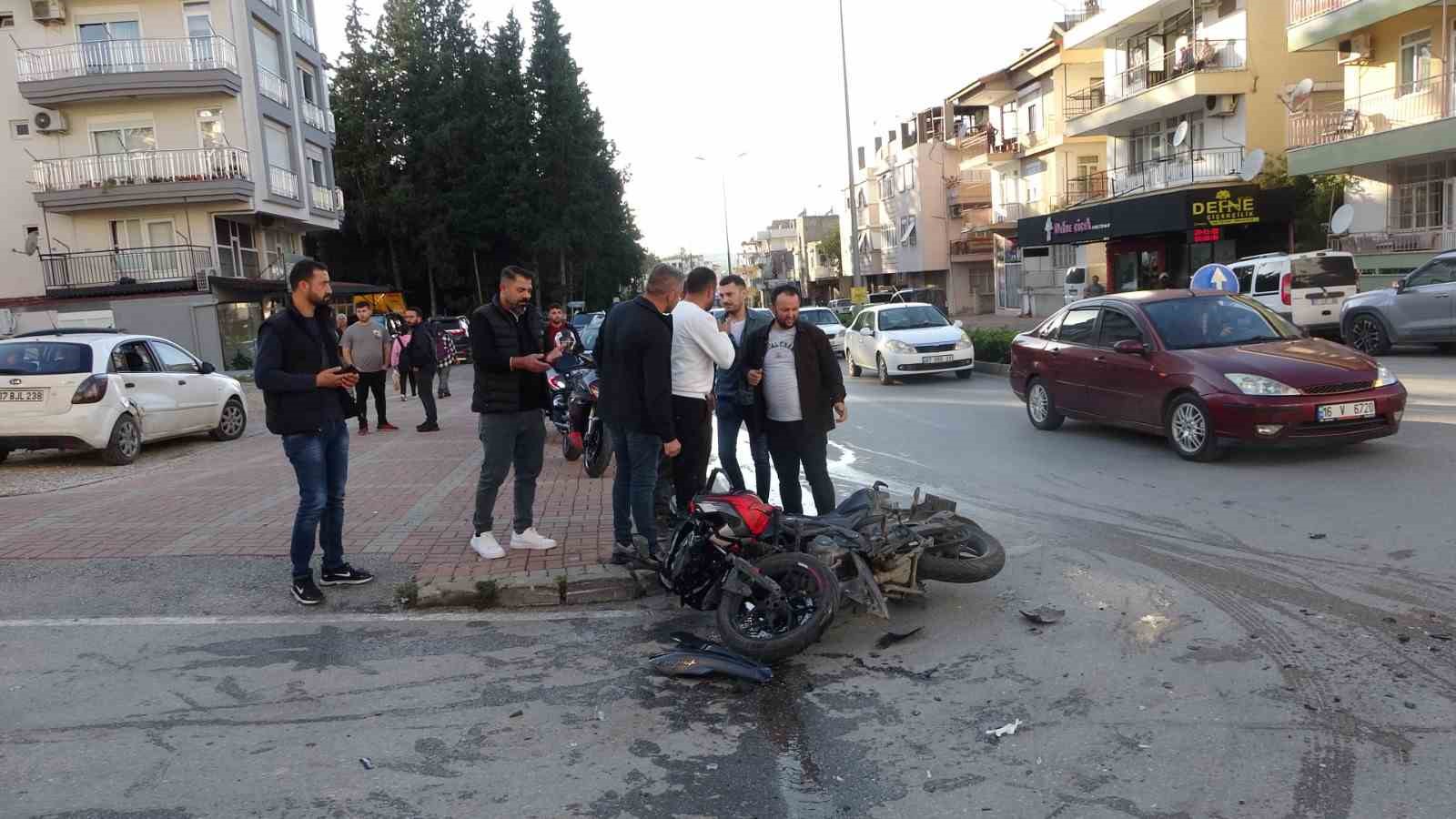 Otomobille çarpışan motosikletli, metrelerce havaya savruldu 4 otomobille carpisan motosikletli metrelerce havaya savruldu 0
