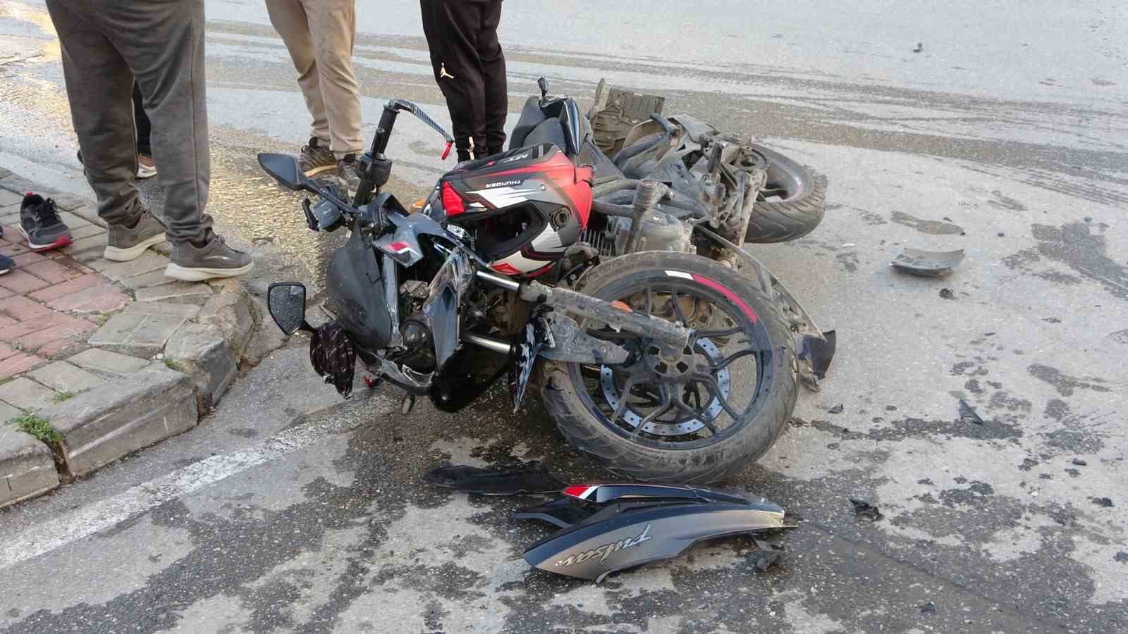 Otomobille çarpışan motosikletli, metrelerce havaya savruldu 7 otomobille carpisan motosikletli metrelerce havaya savruldu 3 ABYNsL9t