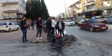 otomobille-carpisan-motosikletli-metrelerce-havaya-savruldu-5qiTrR5I.jpg