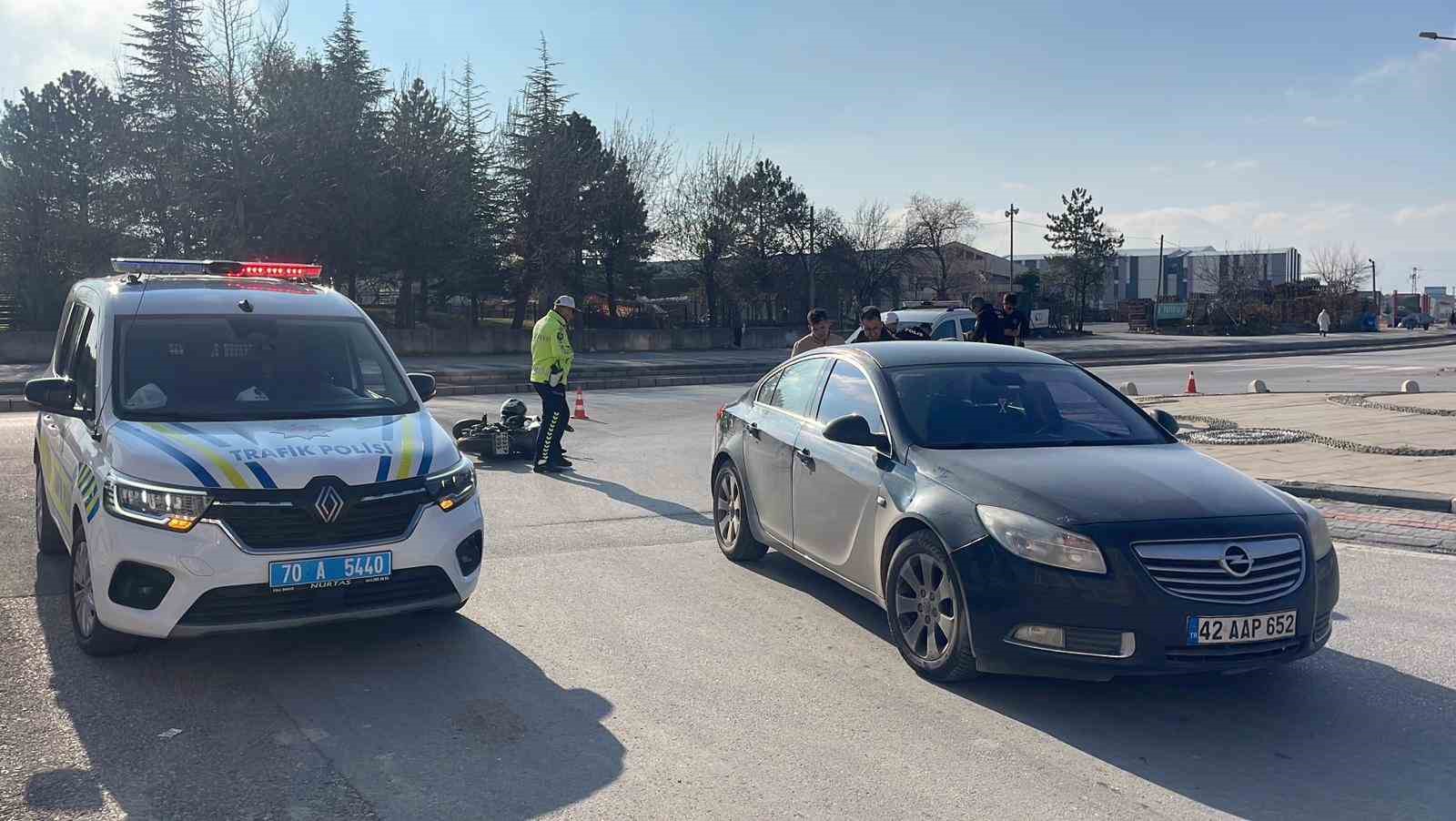 otomobille carpisan motosikletli yaralandi 0 Ee2YklPL