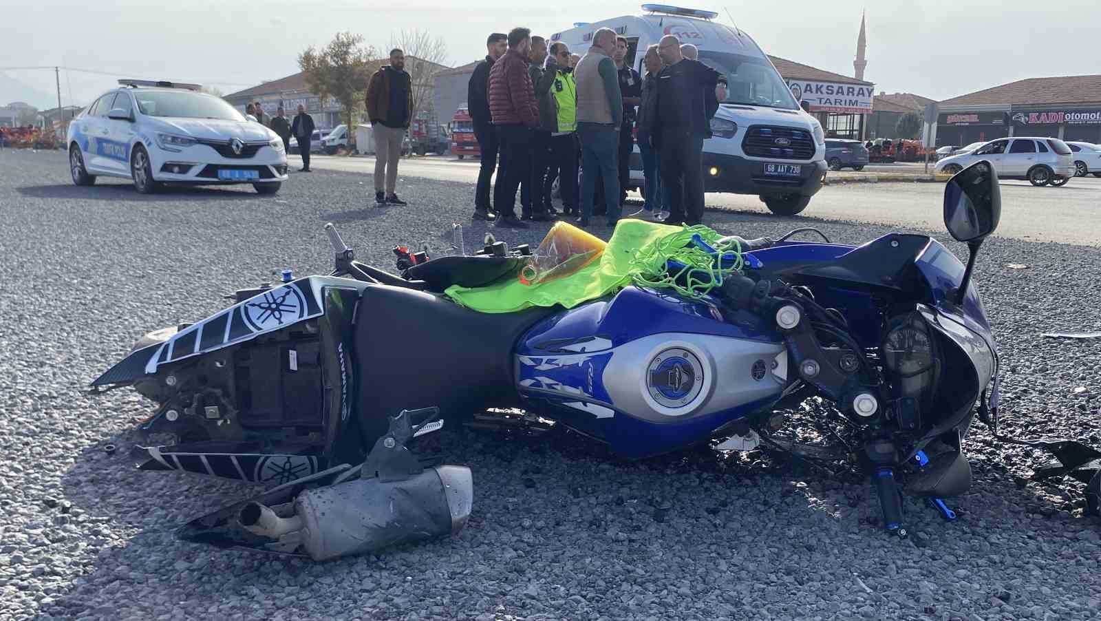 otomobille carpisan motosikletli yaralandi 0 ZD3Cyqmp