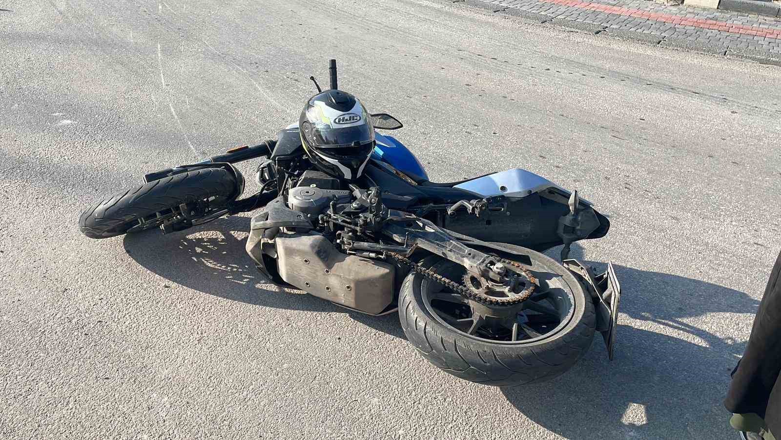 otomobille carpisan motosikletli yaralandi 1 P9kCLXnV