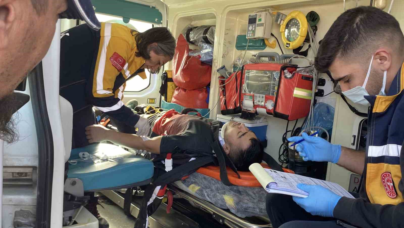 otomobille carpisan motosikletli yaralandi 1 SCNRmQti
