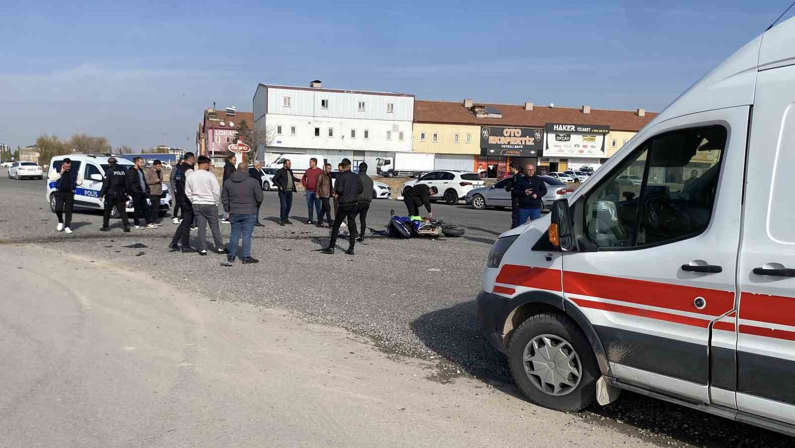 otomobille carpisan motosikletli yaralandi 2 YzIF4MVV
