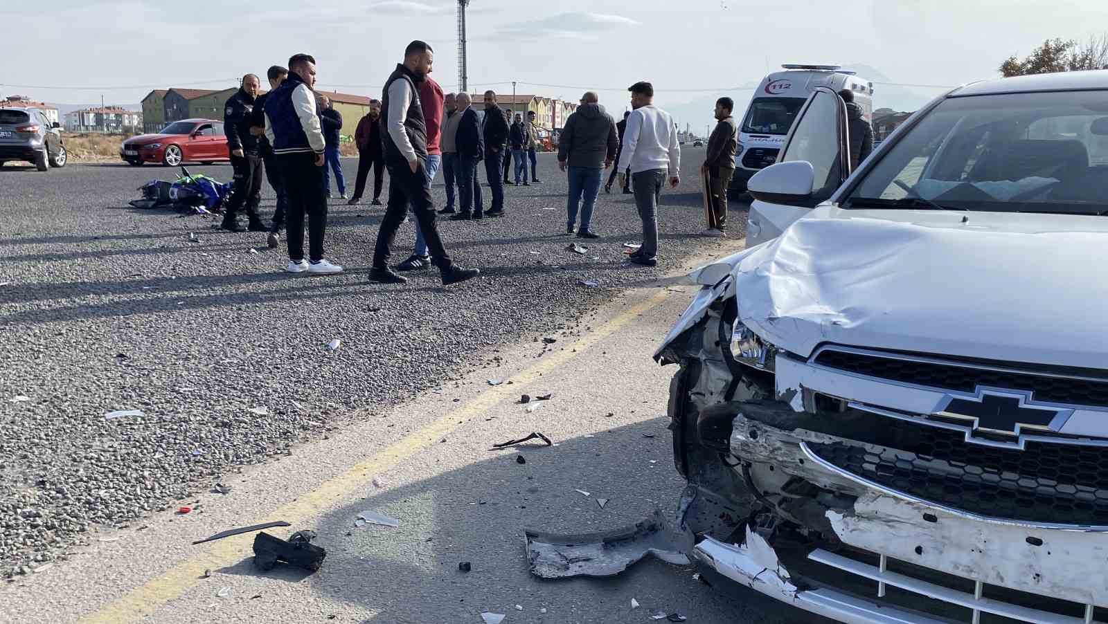 otomobille carpisan motosikletli yaralandi 3 mtVgF7pb