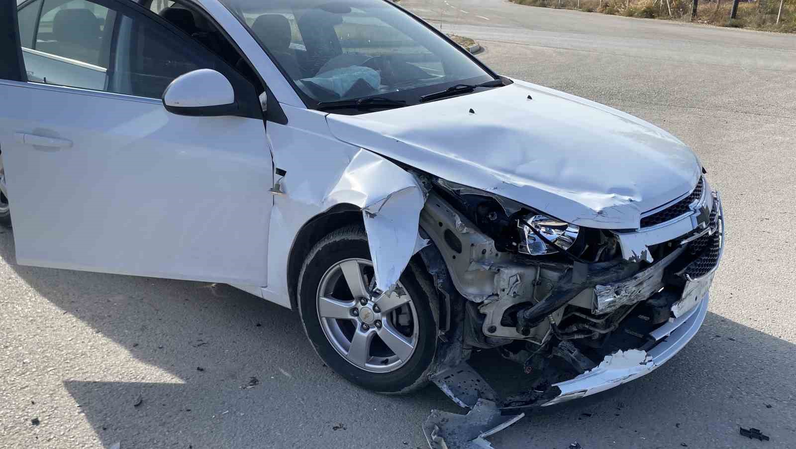 otomobille carpisan motosikletli yaralandi 4 ROheNlh6