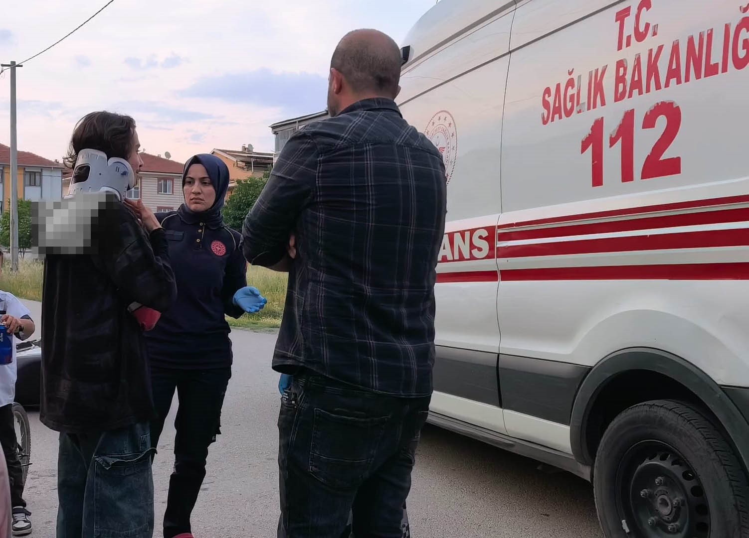 otomobille carpisan motosikletli yaralandi 4 yGkzR2WB
