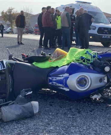 otomobille-carpisan-motosikletli-yaralandi-DNMBgevw.jpg