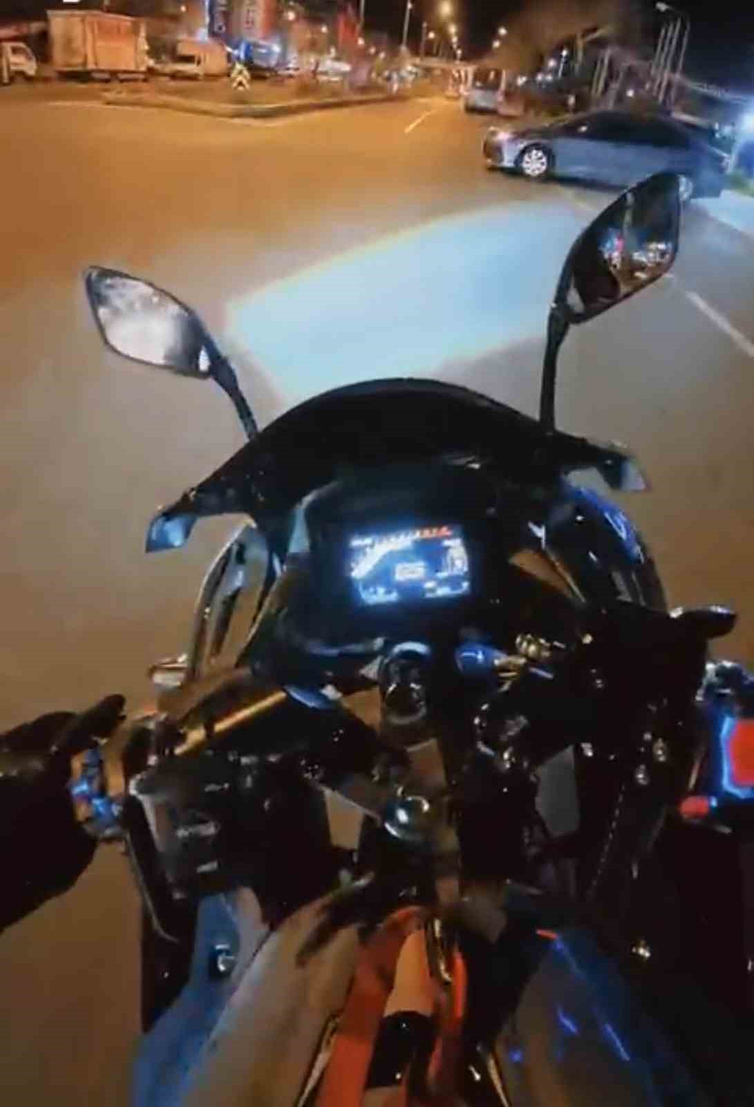 Otomobille çarpışan motosikletli yaralandı: Kaza anı kamerada 5 otomobille carpisan motosikletli yaralandi kaza ani kamerada 1 XuXA59GZ