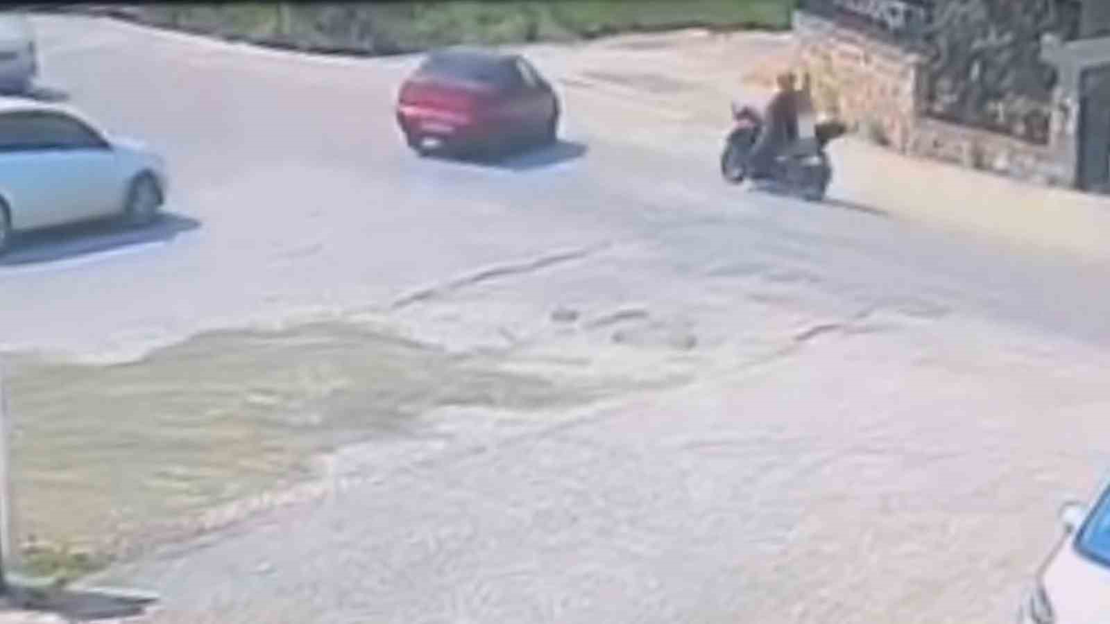 Otomobille çarpışan motosikletli yaralandı: Kaza anı kamerada 5 otomobille carpisan motosikletli yaralandi kaza ani kamerada 1 zYHu1ubN