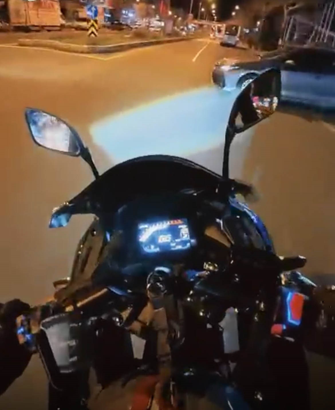 Otomobille çarpışan motosikletli yaralandı: Kaza anı kamerada 6 otomobille carpisan motosikletli yaralandi kaza ani kamerada 2 zbECaBOS