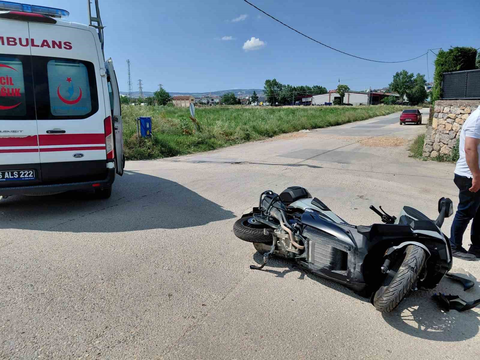 Otomobille çarpışan motosikletli yaralandı: Kaza anı kamerada 7 otomobille carpisan motosikletli yaralandi kaza ani kamerada 3 Xz6zNukw