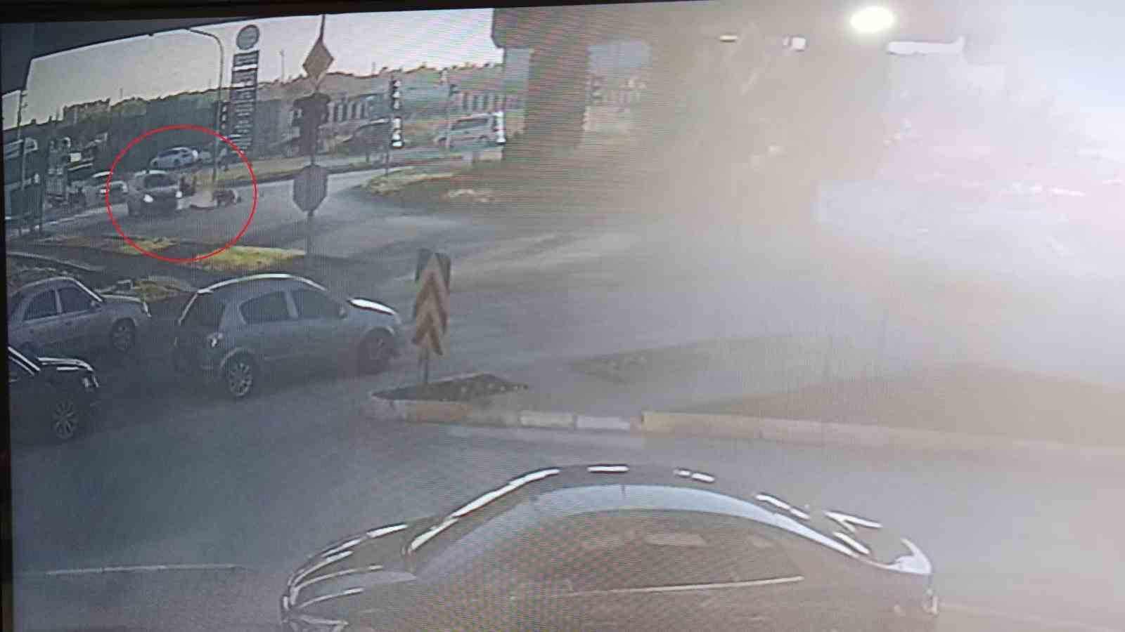 otomobille carpisan motosikletli yola savruldu 1 yarali 0 ZRKySDjz