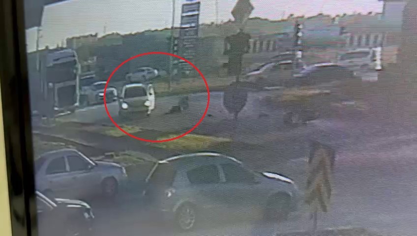 otomobille carpisan motosikletli yola savruldu 1 yarali 2 jiaMa8iO