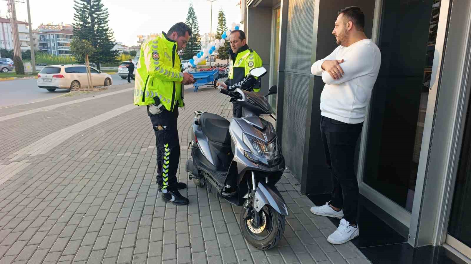 otomobille carpisan motosikletli yola savruldu 1 yarali 3