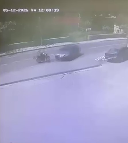 otomobille carpisan motosikletlinin kaza ani kameraya yansidi 0 cFX1snCL