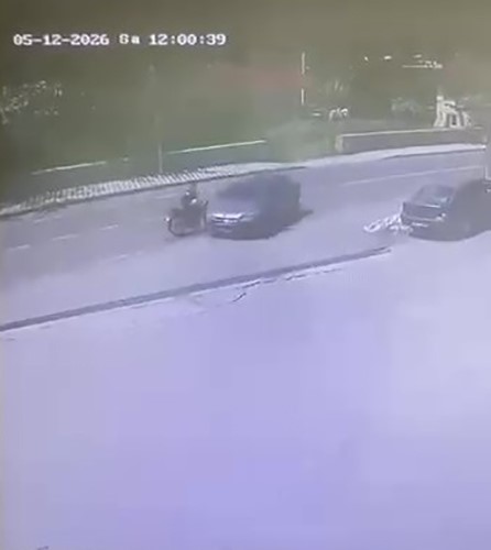 otomobille carpisan motosikletlinin kaza ani kameraya yansidi 1 RSBYJaLg