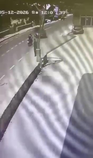 otomobille carpisan motosikletlinin kaza ani kameraya yansidi 2 bJaKVZDy