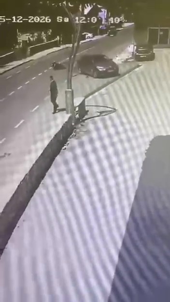 otomobille carpisan motosikletlinin kaza ani kameraya yansidi 3 YVnFBzPp