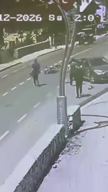 otomobille carpisan motosikletlinin kaza ani kameraya yansidi 4 Cnl4raI6