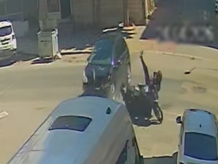 otomobille carpisan motosikletlinin savrularak yaralandigi kaza kamerada 0
