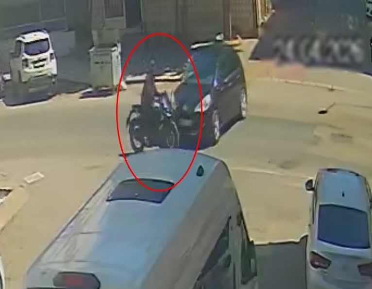otomobille carpisan motosikletlinin savrularak yaralandigi kaza kamerada 1 b4rUHLIh