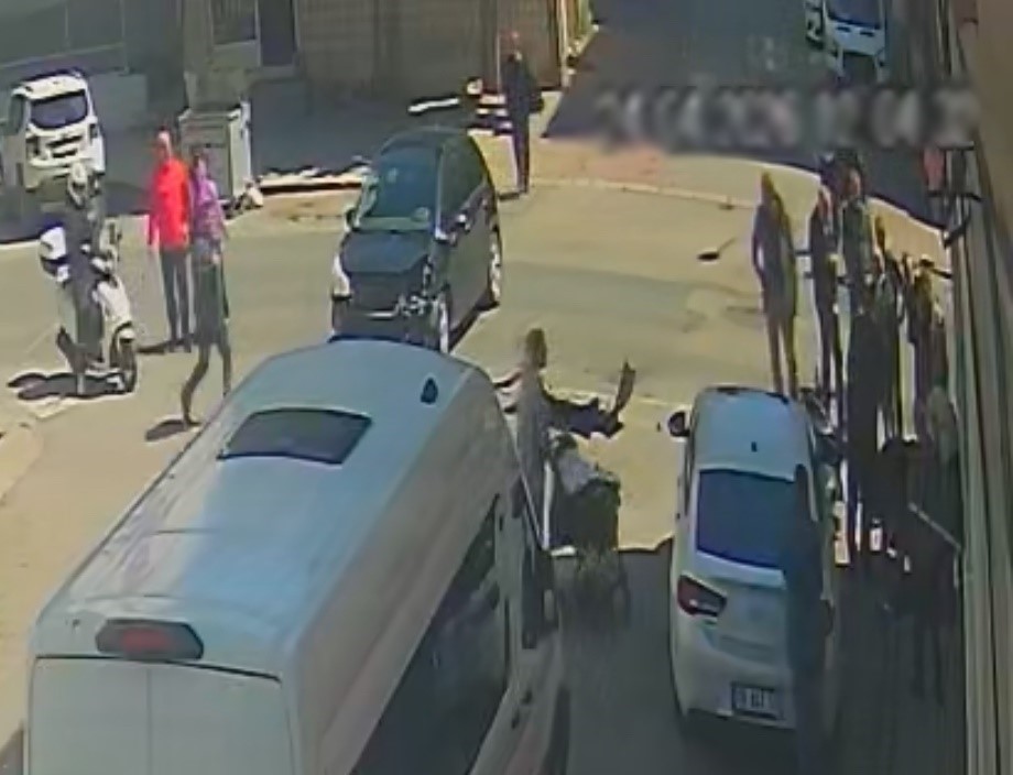 otomobille carpisan motosikletlinin savrularak yaralandigi kaza kamerada 2 krVk9cO5