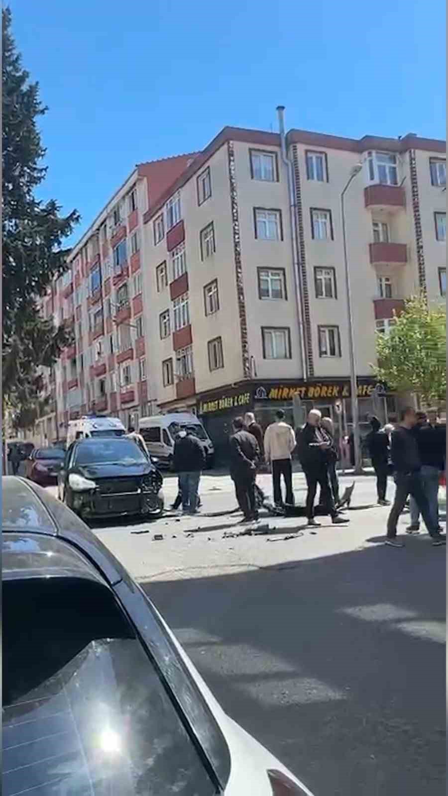 otomobille carpisan motosikletlinin savrularak yaralandigi kaza kamerada 3 2sRMHeE9