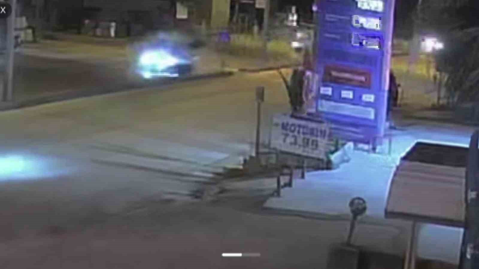 otomobille carpisan motosikletteki 2 kisi metrelerce havaya uctu 0 4NyPsi63