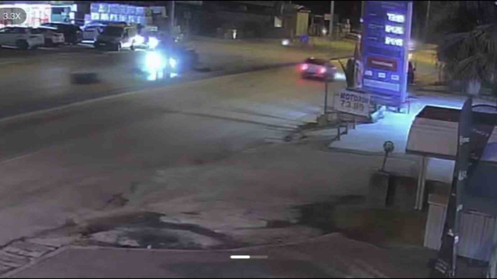 otomobille carpisan motosikletteki 2 kisi metrelerce havaya uctu 1 8iVwj3nZ