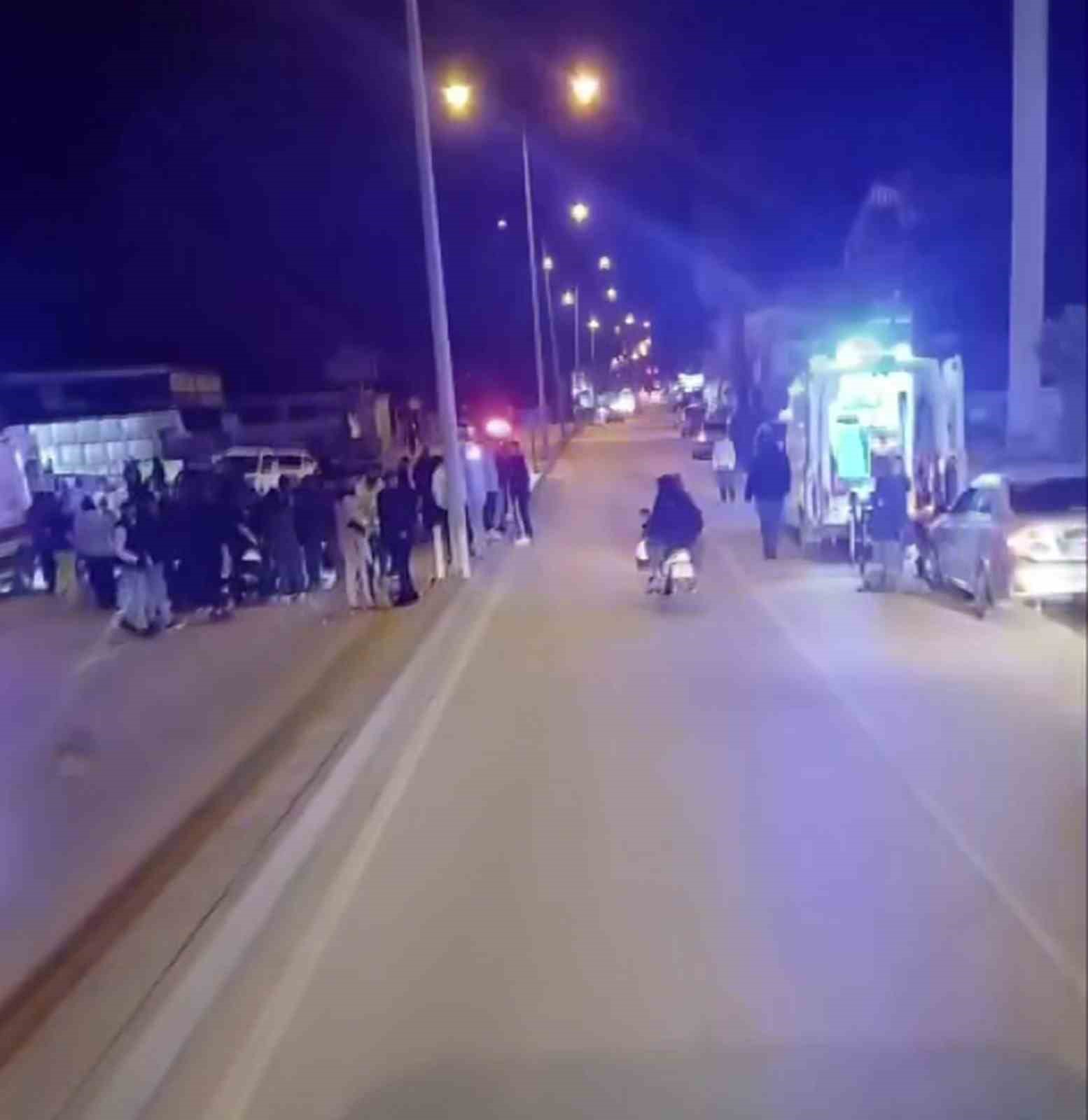 otomobille carpisan motosikletteki 2 kisi metrelerce havaya uctu 2 sJaTVgnW