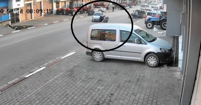 Otomobille çarpışan motosikletteki 2 kişi metrelerce savruldu 4 otomobille carpisan motosikletteki 2 kisi metrelerce savruldu 0 J3YlbBwU