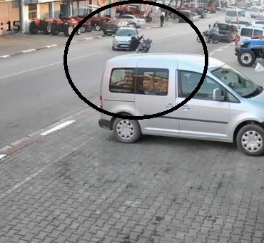 otomobille-carpisan-motosikletteki-2-kisi-metrelerce-savruldu-2S183sBF.jpg