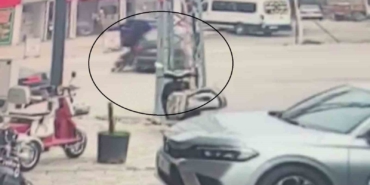 otomobille-carpisan-motosikletteki-2-kisinin-yere-savruldugu-anlar-kamerada-v39hlOZ9.jpg