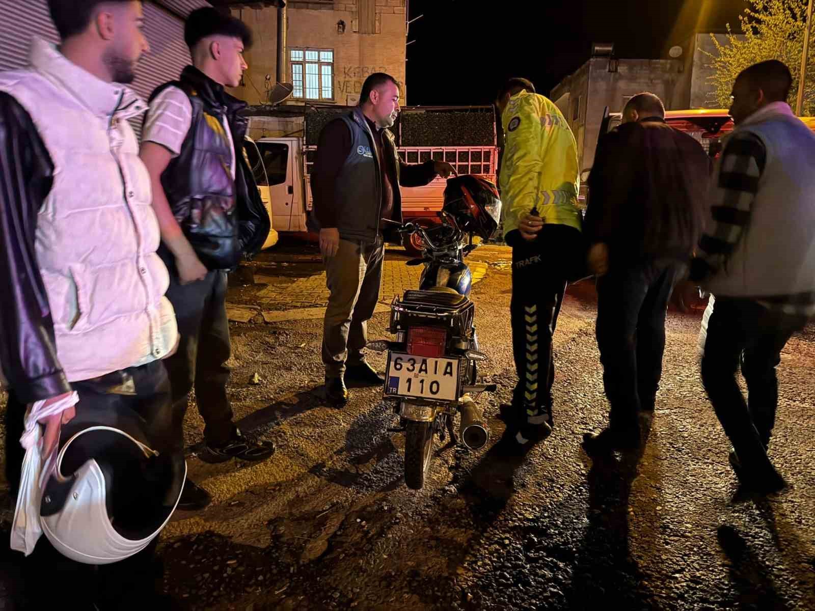 otomobille carpisan motosikletteki cift yaralandi 2 7S4PiytX