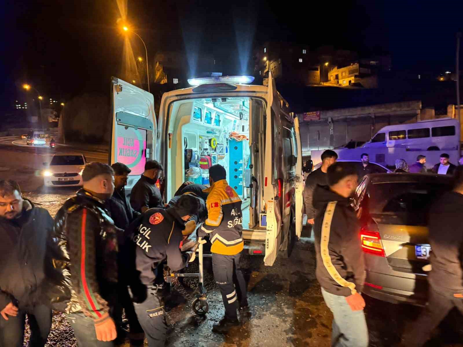 otomobille carpisan motosikletteki cift yaralandi 3 5NNzt3rb