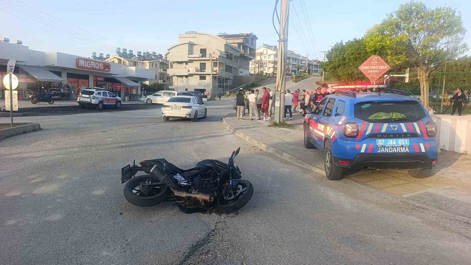 otomobille carpisan motosiklettekiler metrelerce savruldu 2 agir yarali 2 N7YEKPQp