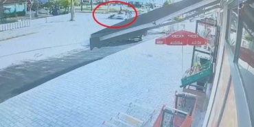 otomobille-carpisan-motosiklettekiler-metrelerce-savruldu-2-agir-yarali-QVPda8E5.jpg