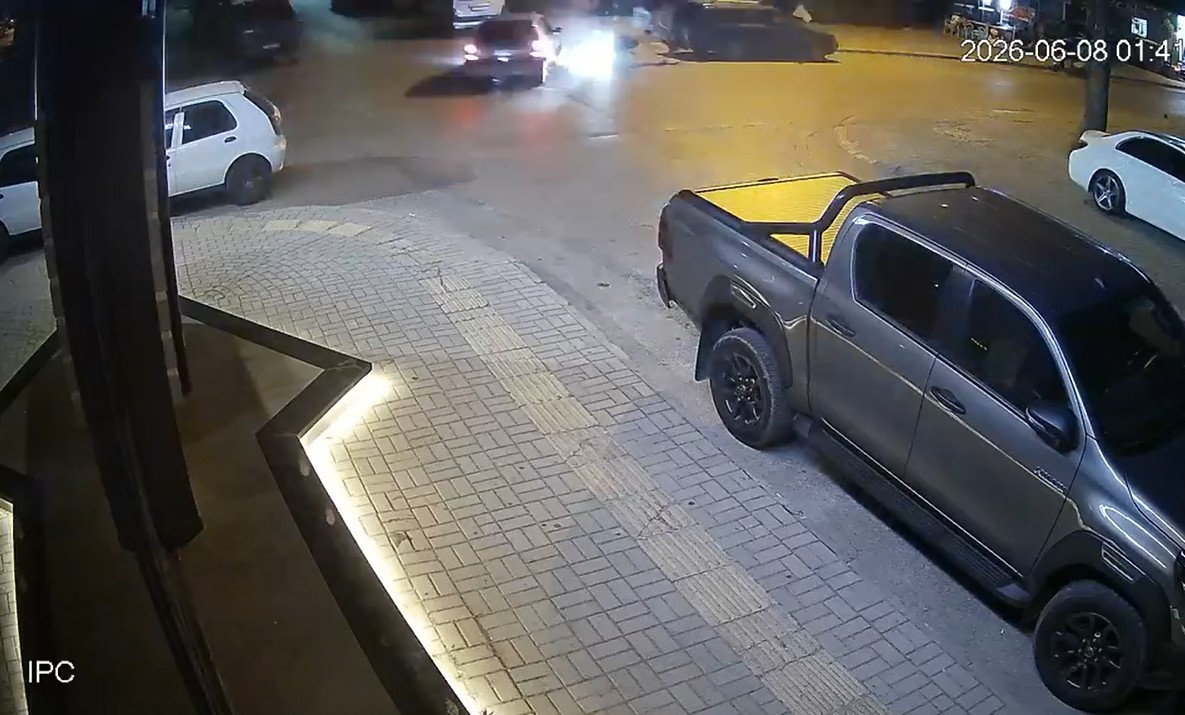 Otomobille çarpışan motosiklettekiler, metrelerce uçup park halindeki aracın bagajına çarptı 4 otomobille carpisan motosiklettekiler metrelerce ucup park halindeki aracin bagajina carpti 0 L9k4Ovjf