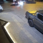 otomobille-carpisan-motosiklettekiler-metrelerce-ucup-park-halindeki-aracin-bagajina-carpti-5KvIAp3V.jpg