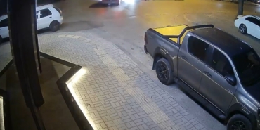 otomobille-carpisan-motosiklettekiler-metrelerce-ucup-park-halindeki-aracin-bagajina-carpti-5KvIAp3V.jpg