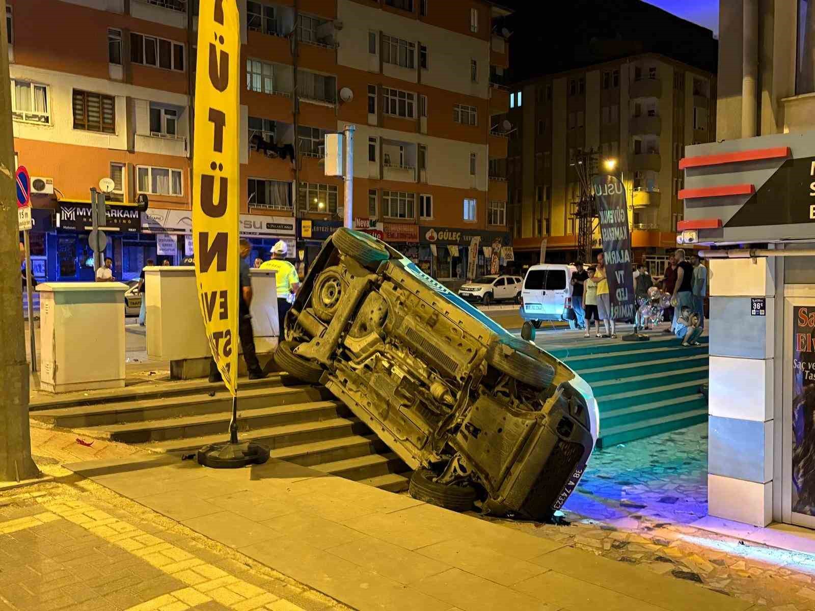 otomobille carpisan polis araci yan yatti 2si bekci 3 yarali 0 1zcGIBDp