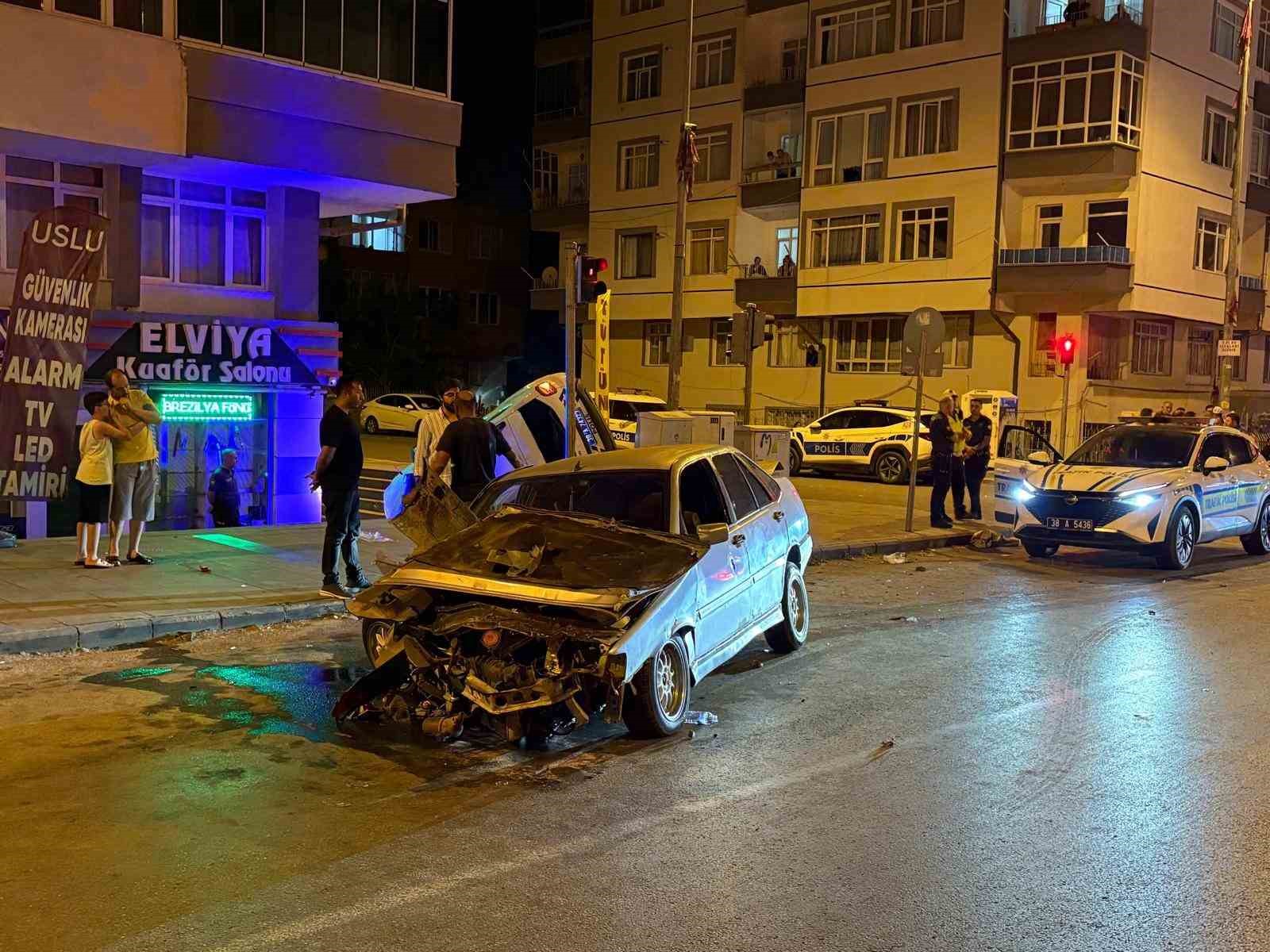 otomobille carpisan polis araci yan yatti 2si bekci 3 yarali 1 zd8I37A7