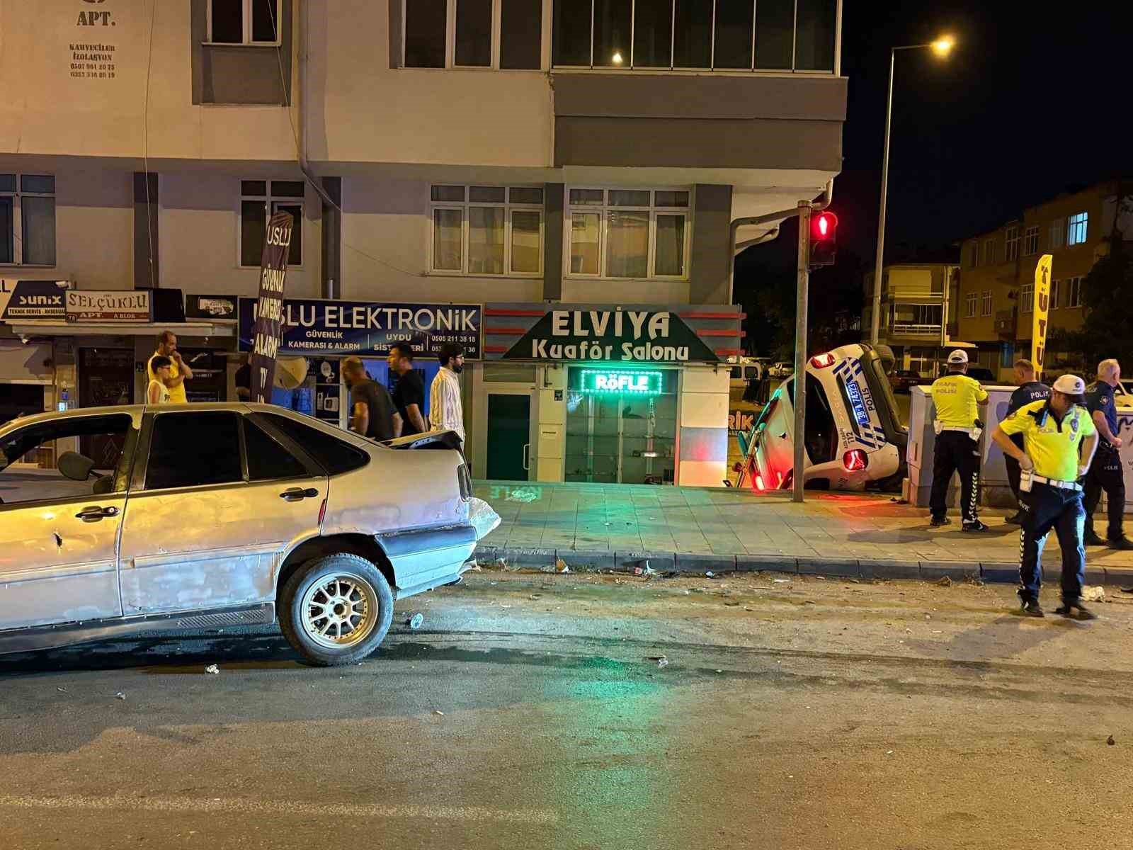 otomobille carpisan polis araci yan yatti 2si bekci 3 yarali 2 fjP8DNuR